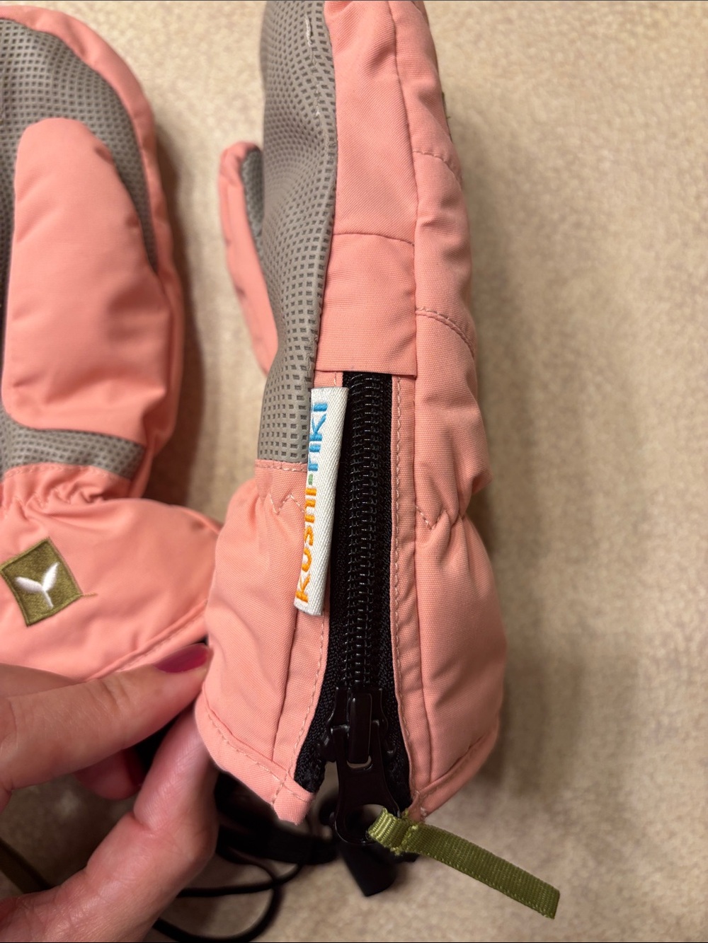 Kushi-riki Kids Pink Insulated Mittens with Zipper and Drawstring - Picture 4 of 8